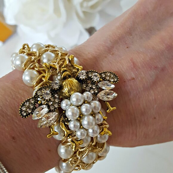 NEW! EXQUISITE LUXURY VIBES Queen BEE PEARLS BRACELET - Picture 4 of 4